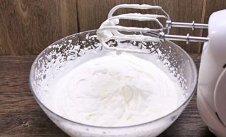 För att förbereda krämen, kyl krämen i kylskåpet och vispa den sedan ordentligt med en mixer tills den är helt tjock.