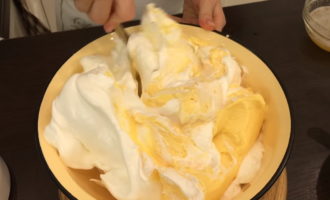 Blanda smörkrämen med äggvitekrämen och vispa dem med en mixer på lägre hastighet.