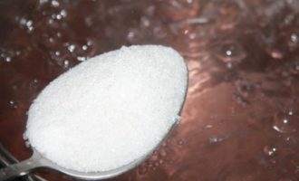 Fierbeți siropul; pentru a face acest lucru, turnați apa din borcanul de compot într-o cratiță, adăugați zahăr și fierbeți. Turnați siropul finit înapoi în borcane.