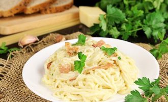 Tálaljuk a carbonara tésztát úgy, hogy tányérokra tesszük, és az edényt megszórjuk finomra reszelt sajttal.