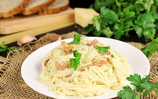 Carbonara tészta szalonnával és tejszínnel