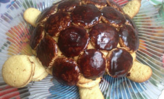 Đặt bánh vào tủ lạnh trong một giờ cho đến khi kem đông lại. Sau đó nấu men từ đường trộn với bơ tan chảy và ca cao. Khuấy đều, nấu trên lửa nhỏ, sau đó đun sôi trong 1 phút và để cứng lại một chút. Phủ vỏ bằng men. Xếp đầu, đuôi và chân ra khỏi những chiếc bánh sạch và trang trí tác phẩm của bạn bằng bất cứ thứ gì: miếng trái cây, kẹo trái cây, v.v.