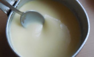 Để làm kem, làm tan chảy bơ theo từng đợt trong lò vi sóng hoặc trong nồi cách thủy. Nên lấy loại dầu có hàm lượng chất béo tối đa thì ngon nhất. Không bao giờ sử dụng bơ thực vật hoặc phết kem.