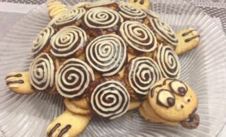 Để bánh thành phẩm ở nơi lạnh ít nhất 8 tiếng cho bánh ngấm và thưởng thức.