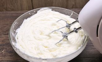 I en andra behållare, kombinera färskosten och pulvret, och vispa sedan lika bra som grädde.