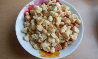 Trộn bơ tan chảy với sữa đặc. Trong trường hợp này, sữa đặc màu trắng thường được sử dụng, không đun sôi.