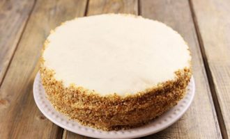 Annak érdekében, hogy a torta jól átázott és szép legyen, ne spóroljunk a torta oldalán és a tetején lévő krémmel. A süteménydarabokat a sütőben megszárítjuk és morzsára törjük, megszórjuk vele a torta oldalát.