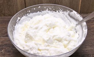 Tillsätt gradvis grädden i ostmassan, blanda försiktigt ingredienserna med en spatel eller sked så att krämen inte faller av.