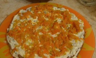 A sült hagymás és sárgarépás tölteléket a zsírozott héjra helyezzük. Fedjük be a következő tortaréteggel.