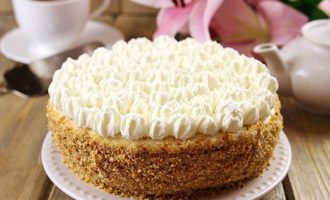 Ahhoz, hogy a Milk Girl jól beázzon, egy éjszakára vagy egész napra hűtőbe kell tenni, ha reggel sütötted a tortát. Ezután díszítse a torta tetejét például tejszínhabos rózsákkal kulináris fecskendő segítségével, a képen látható módon.