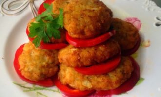Những miếng gà tây cốt lết mềm và ngon ngọt trong chảo rán đã sẵn sàng! Phục vụ cốt lết với rau, rau thơm, món ăn kèm và nước sốt yêu thích của bạn.