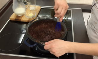 Blanda socker (40 g) och grädde i en kastrull. Sätt på spisen och håll tills sockret lösts upp. Vi lägger choklad i en annan behållare, fyller den med beredd grädde och lägger den också på spisen. Vi väntar på att chokladen ska smälta, glöm inte att röra om. Tillsätt i slutet smör (30 g). Och håll den på spisen i ytterligare 5 minuter.