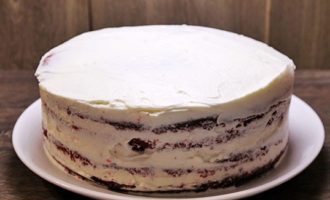 Klä även det översta lagret av tårtan generöst med kräm, och pensla även kakans sidor. Använd en spatel eller kniv och släta ut krämen på ytan och sidorna av kakan tills den är perfekt slät.