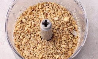 Cắt quả óc chó trong máy xay thực phẩm hoặc dùng dao thành từng miếng vừa.
