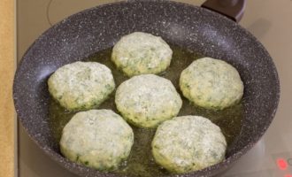 Häll lite vegetabilisk olja i en stekpanna, värm upp och stek. En sida tar cirka 7 – 10 minuter.