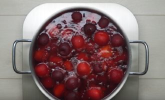 Acoperiți prunele complet cu apă, puneți cratița pe aragaz și lăsați apa să fiarbă. Fructele trebuie gătite la foc mediu timp de 7-8 minute.