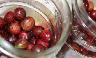 Spălați și sterilizați borcanele de compot în prealabil la abur sau la cuptor și fierbeți capacele timp de 5 minute. Puneți agrișele în borcane.