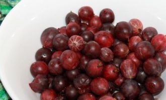 Cum se prepară compot de agrișe pentru iarnă într-un borcan de 3 litri? Boabele trebuie sortate din resturi, spălate și uscate (dacă se dorește, tăiați cozile de agrișe).