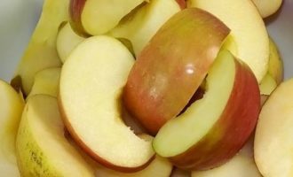 Förbered äpplena: tvätta dem, skär dem i 8-16 skivor var och ta bort kärnorna. Det finns ingen anledning att ta bort huden.