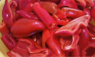 Tvätta den röda paprikan, ta bort frön och hinnor och skär i skivor eller bitar. Hantera chilipeppar med handskar; Fröna kan lämnas i för extra kryddighet av rätten.