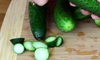 Putsa rumpan på gurkorna, och sticka själva frukterna med en gaffel så att de saltar bättre och snabbare.