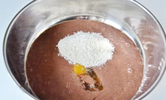 Adjunk hozzá 500 ml tejet, tojást, sót és őrölt borsot a májpüréhez. Az egészet jól simára keverjük. A vajat egy kis lábasba tesszük, és a tűzhelyen felolvasztjuk. A kihűlt vajat a májas tésztába öntjük. Ismét alaposan keverjük össze. Most hozzá kell adni a lisztet (előtte először át kell szitálni egy szitán). A tésztát nagyon jól kikeverjük, hogy ne képződjenek benne csomók (még jobb, ha mixerrel vagy ugyanabban a turmixgépben keverjük össze).