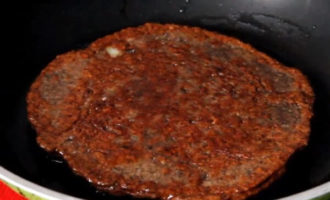 Helyezzük a tűzre azt a serpenyőt, amelyben a májkalácsot sütjük, és jól melegítsük fel. Ezután adjunk hozzá egy kevés napraforgóolajat a serpenyőbe, és öntsük bele az első palacsintát. Egy merőkanál tésztát kell önteni. Ne feledje, hogy a túl vékony palacsinta nem alkalmas ehhez az ételhez. A májpalacsintákat mindkét oldalukon megsütjük, amíg finom aranyszínű kéreg nem keletkezik.