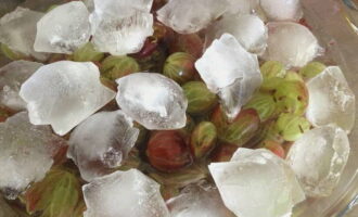 Cho thành phần đã chuẩn bị sẵn vào một thùng chứa lớn và đổ đầy nước thật lạnh (cũng nên thêm đá), để ở nhiệt độ phòng khoảng 5-6 giờ.