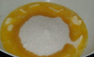 Thêm đường và vanillin vào bơ thực vật, khuấy đều mọi thứ cho đến khi tinh thể đường tan.