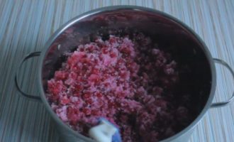 Cum să faci gem de coacăze roșii pentru iarnă? Separați boabele de ramuri, clătiți bine cu apă curentă și măcinați cu un blender submersibil. Măcinați masa de fructe de pădure pe o sită groasă pentru a îndepărta semințele și cojile și măsurați volumul acesteia. Cantitatea de fructe de pădure indicată în rețetă dă 1,5–1,6 litri de suc.
