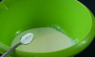Hogyan főzzünk finom palacsintát kefirrel? Öntsük a kefir térfogatának körülbelül egyharmadát a tésztadagasztó edénybe, és keverjük össze egy teáskanál szódával. Tedd félre körülbelül 10 percre.