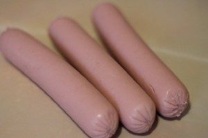 Lột xúc xích ra khỏi màng, lau khô nếu chúng bị ướt.