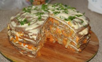 Folytassa a torta összeállítását ugyanabban a sorrendben, amíg az összes hozzávaló el nem fogy. Az utolsó rétegnek majonézes hálónak kell lennie. Kívánság szerint a torta tetejét finomra vágott fűszernövényekkel díszíthetjük. A süteményt néhány órára hűtőbe tesszük ázni.