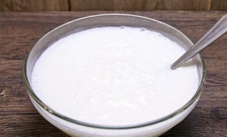 Ta sedan kefir vid rumstemperatur, tillsätt läsk och blanda ingredienserna noggrant.