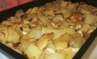 Para sa pagpuno, alisan ng balat ang mga patatas at gupitin ang mga ito sa manipis na hiwa o lagyan ng rehas ang mga ito sa isang magaspang na kudkuran. Kung ninanais, maaari mong gamitin ang pinakuluang patatas na natitira mula kahapon. Ilagay ang mga piraso ng patatas sa ibabaw ng kuwarta, bahagyang umatras mula sa mga gilid ng pie.