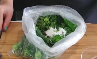 Sózzuk a savanyúságot, adjunk hozzá őrölt fekete borsot.