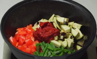 Tillsätt grovhackade gröna bönor, hackade auberginer (de måste först blötläggas för att ta bort beska), samt tomater och tomatsås. Salta och blanda köttet med grönsaker, låt puttra ihop allt i 5-7 minuter. Branden är liten.