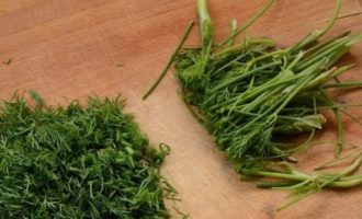 Tvätta färsk grön dill under rinnande vatten, torka med en servett och finhacka.