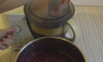 Acum să începem să facem dulceață. Această dulceață trebuie gătită în porții mici.Se toarnă o parte din suc (jumătate sau 1/3) în tigaia pentru gem, se adaugă o parte din zahăr și se pune la foc mic. Se amestecă sucul cu o lingură de lemn până când zahărul este complet dizolvat. Apoi turnați următoarea parte din suc, adăugați zahăr și amestecați. Gatiti gemul la foc mic timp de 20 de minute.