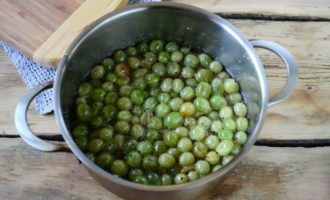 Zet 's morgens de kom met kruisbessen op laag vuur en kook gedurende 5 minuten vanaf het begin van de kook. Zet het vuur uit en laat de jam 6-8 uur staan. We herhalen dit proces van vijf minuten koken met een pauze 3-5 keer, dat wil zeggen 's morgens en' s avonds.