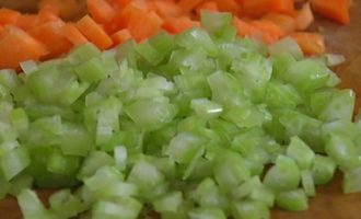 Cắt cọng cần tây thành hình vuông.