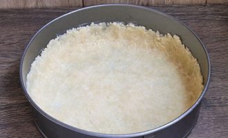 Kumuha ng springform pan at pindutin ang humigit-kumulang 2/3 ng nagresultang timpla, hindi nalilimutang bumuo ng mga gilid. Para sa kaginhawahan, lagyan muna ng pergamino ang kawali at lagyan ng mantikilya.