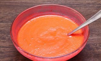 Tillsätt rött färgämne till den flytande blandningen av läsk och kefir, blanda noggrant för att uppnå en enhetlig färg och jämn fördelning av färgämnet. Doseringen av färgämnet är mycket ungefärlig; Om du tycker att degen är blek, tillsätt lite till för att få önskad färg.