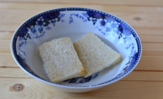 Lấy ổ bánh mì và loại bỏ lớp vỏ, sau đó ngâm nhanh trong nước lạnh, tinh khiết để làm mềm các miếng bánh. Lấy ổ bánh mì làm cốt lết - hơi cũ.