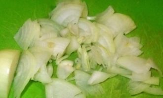 Balatan ang sibuyas at gupitin sa kalahating singsing. Ikalat ang mga sibuyas sa ibabaw ng patatas.