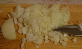 A hagymát meghámozzuk, megmossuk és apró kockákra vágjuk.