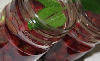Umpleți borcanele cu apă clocotită până la vârf și lăsați la infuzat timp de 15-20 de minute.