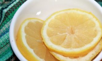 Clătiți bine lămâia, tăiați-o drept cu coaja în felii de 3-4 mm grosime.