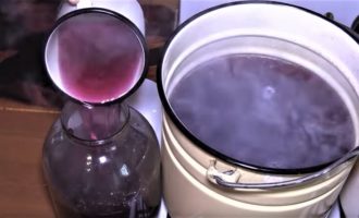 Punem tigaia cu apa scursa pe foc, adaugam zaharul si aducem la fiert. Umpleți din nou boabele de coacăze negre cu sirop până în partea de sus a borcanului.