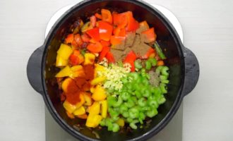Tillsätt tärnad paprika (det är bättre att ta flerfärgade för att göra det vackrare) och selleri i behållaren. Nu är det också dags att tillsätta den hackade vitlöken och den malda orientaliska kryddblandningen. Sjud allt tillsammans under omrörning i 2-3 minuter.